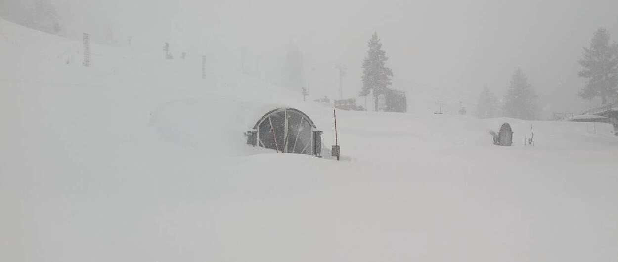 Palisades Tahoe Ski Area queda enterrada literalmente bajo la nieve