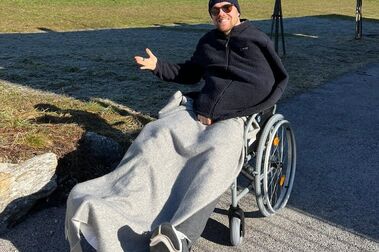 El esquiador noruego Aleksander Kilde sale en silla de ruedas del hospital