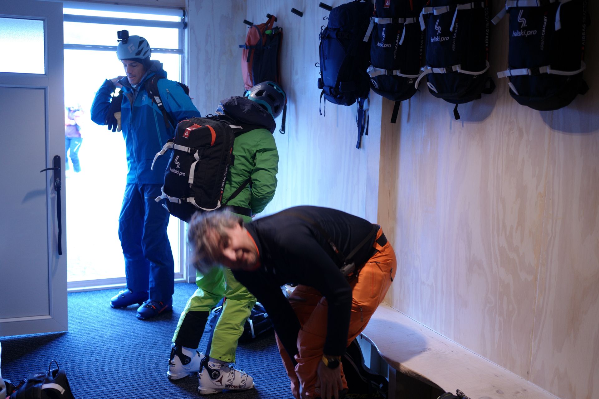Sala de preparación. Mochilas ABS para todos los esquiadores; DVA y resto de elementos de seguridad preparados.