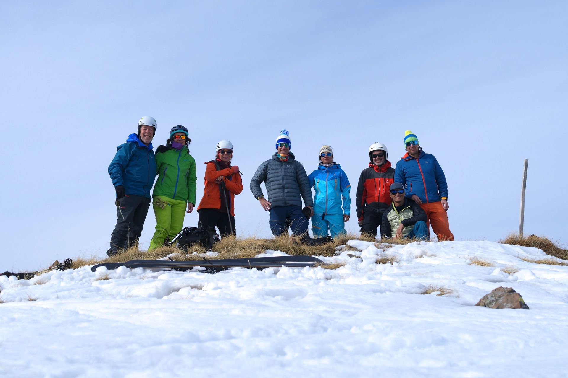 Foto en la cima del Pujoalbo (2503): a mi izquierda, Vivi, Cantbilifyu, Dani, Miriam, Fernando, David y Joma73.