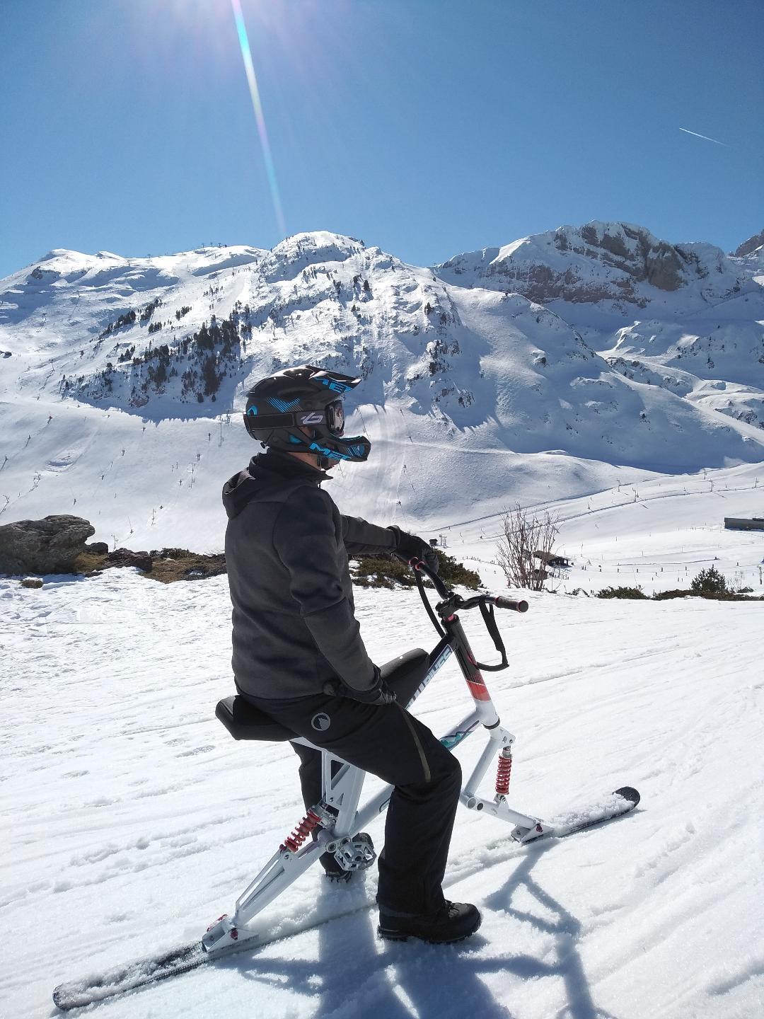 Artículo y vídeo de historia y actualidad de las bici esquís de nieve