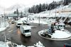 Temporeros del sector del esquí en la Val d'Aran protestan con una marcha lenta a Baqueira