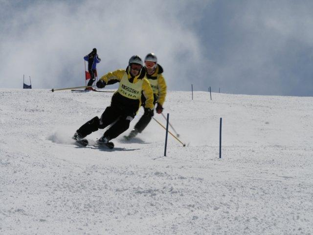 Fotografía de un esquiador ciego con su guía en un descenso