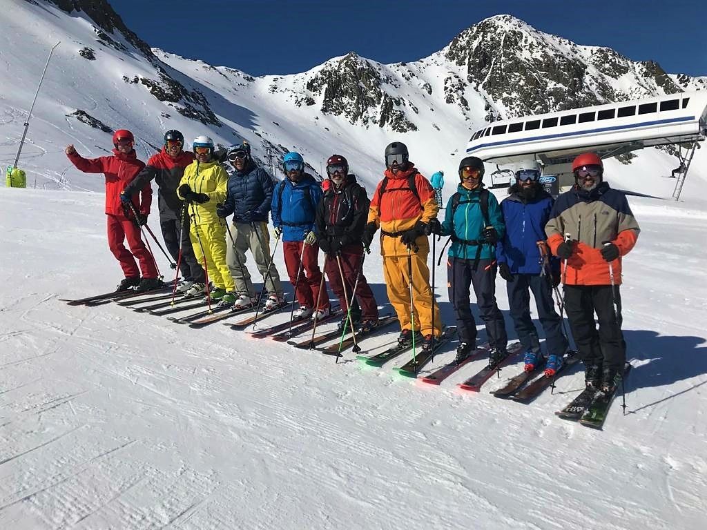 Amigos esquiadores