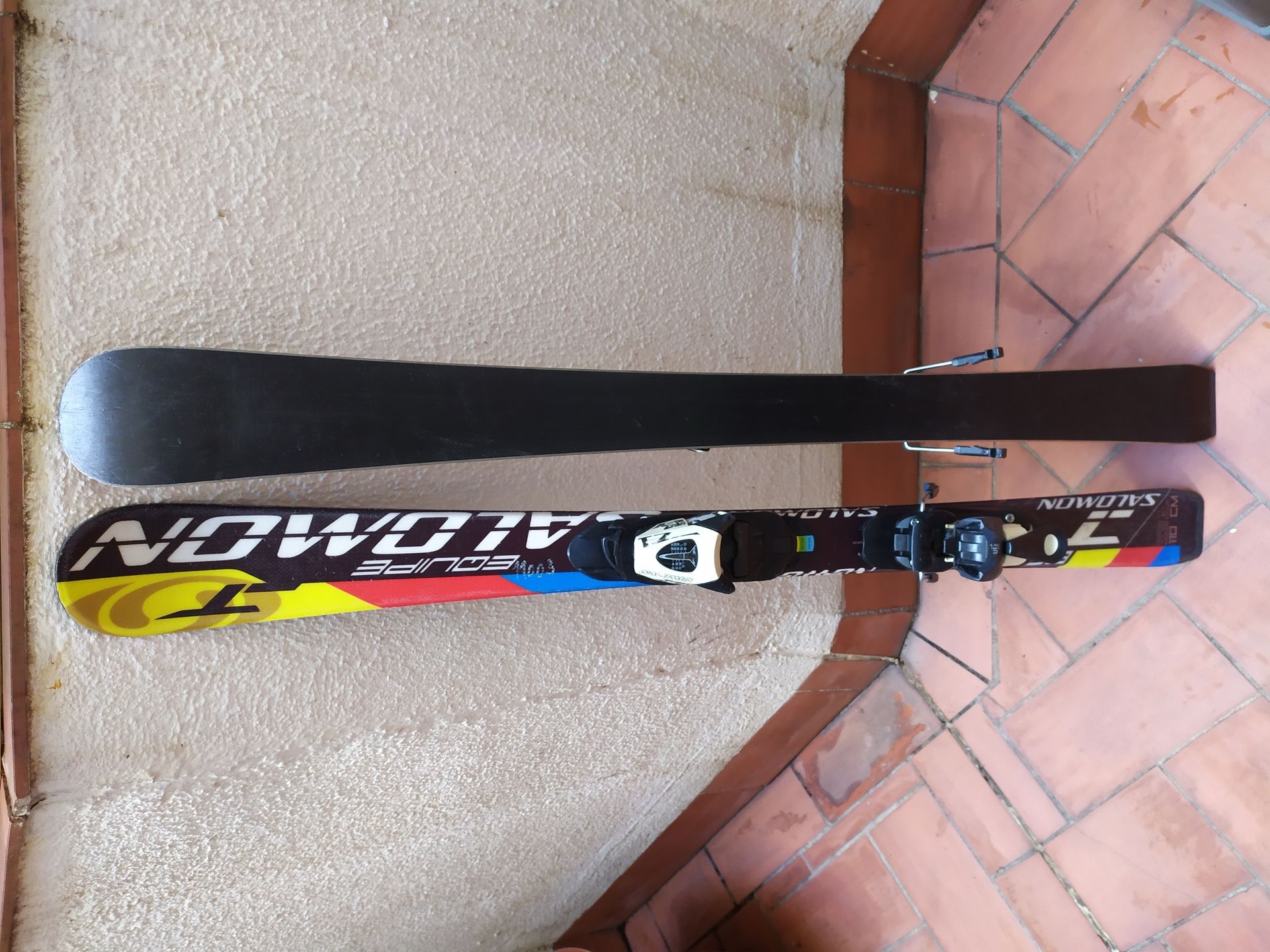 Vendo esquís junior Salomon Equipe T 110 cm. 50 euros.