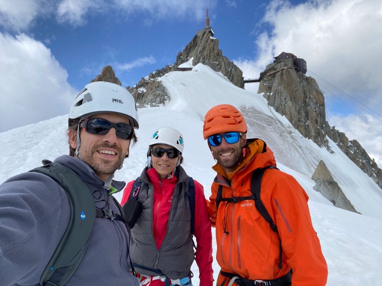 Pablo Herraez (guía de montaña), mi hermano y yo tras bajar la arista de nieve con la Aiguille du Midi a la espalda