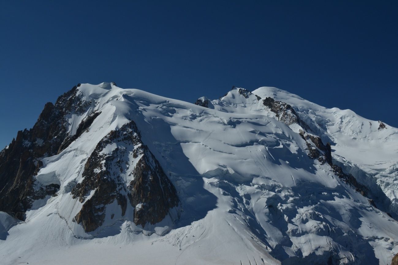 Vistas desde la Aiguille du Midi, de izquierda a derecha, en primer plano el MontBlanc de Tacul, a la derecha el MontMaudit, y más a la derecha se deja ver la cumbre redondeada del MontBlanc