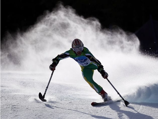 Fotografía de un participante de esquí alpino amputado de la pierna izquierda en un descenso