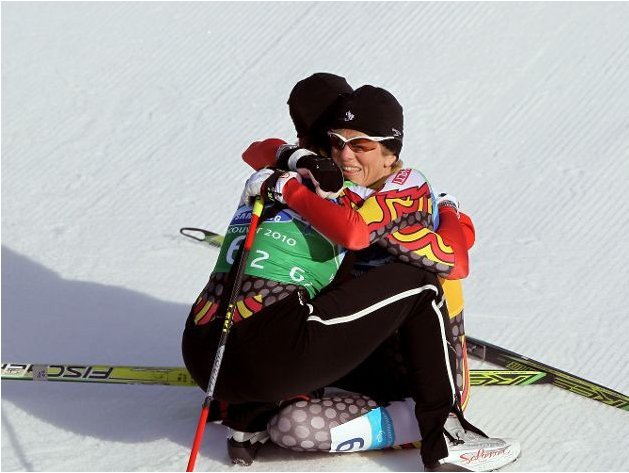 Fotografía de un participante de esquí de fondo ciego abrazado a su guía en la pista
