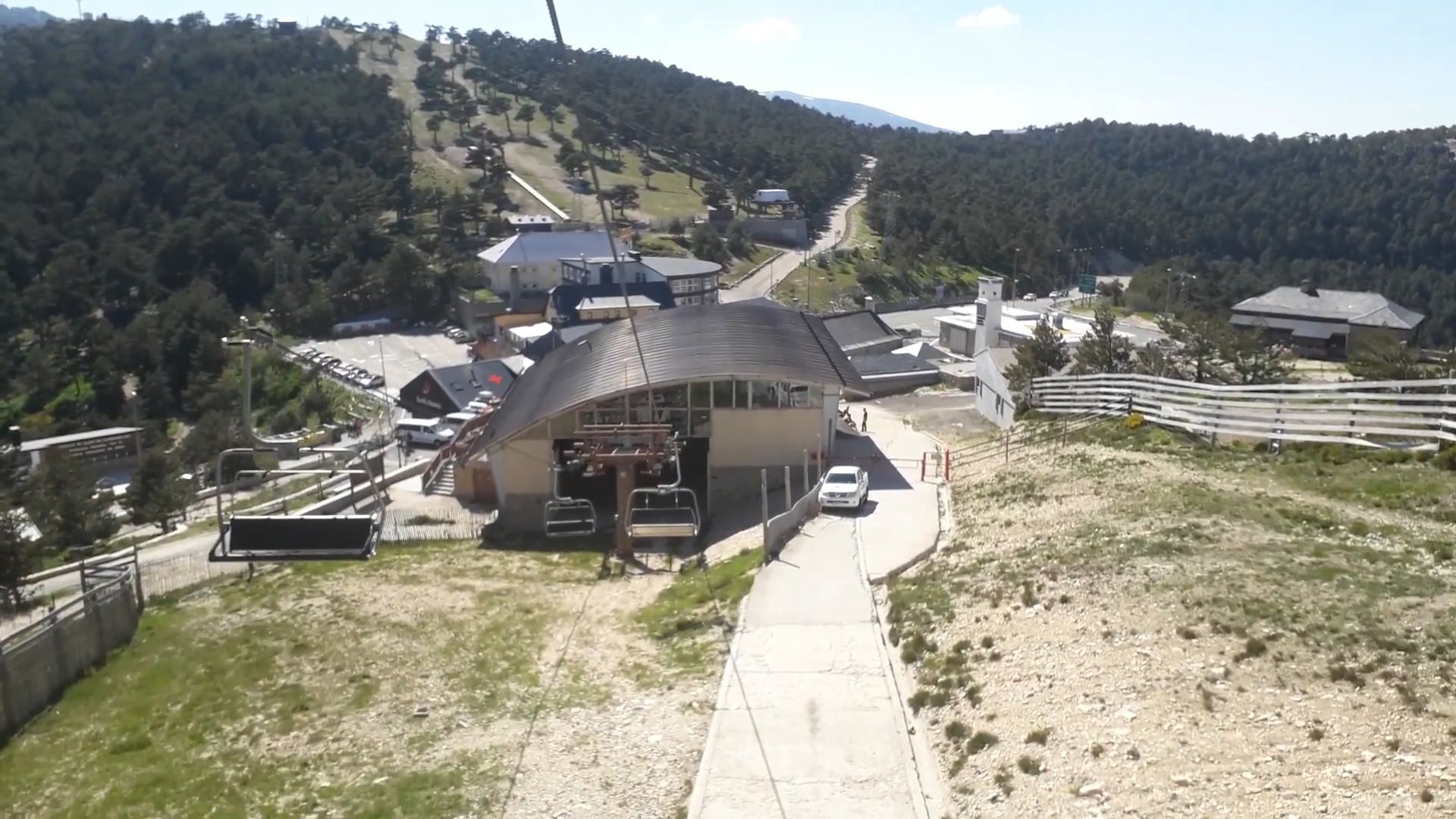 La estación de esquí del Puerto de Navacerrada abre su telesilla en modo  verano