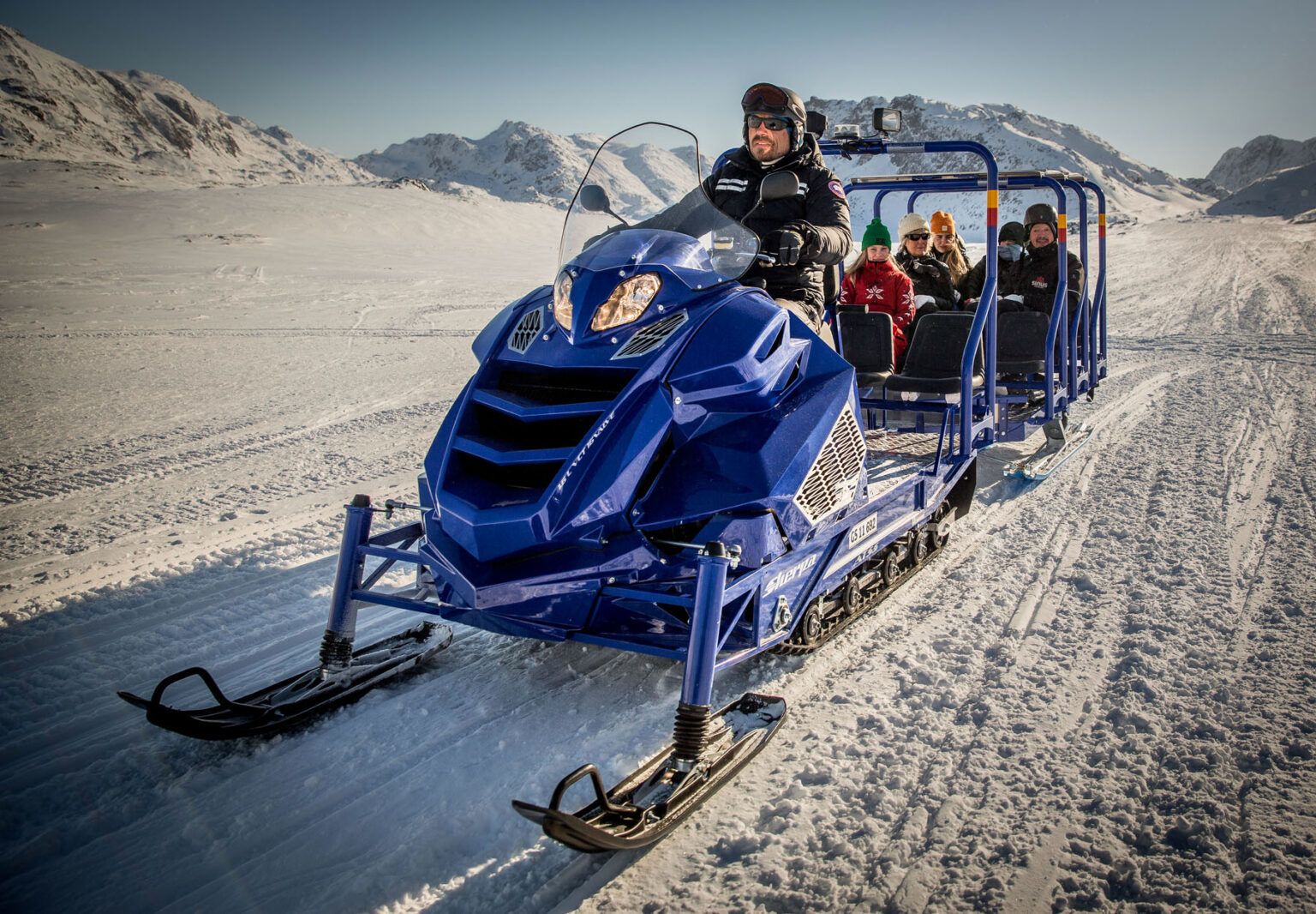 Sherpa Alpina Snowmobile transportando pasajeros por la nieve