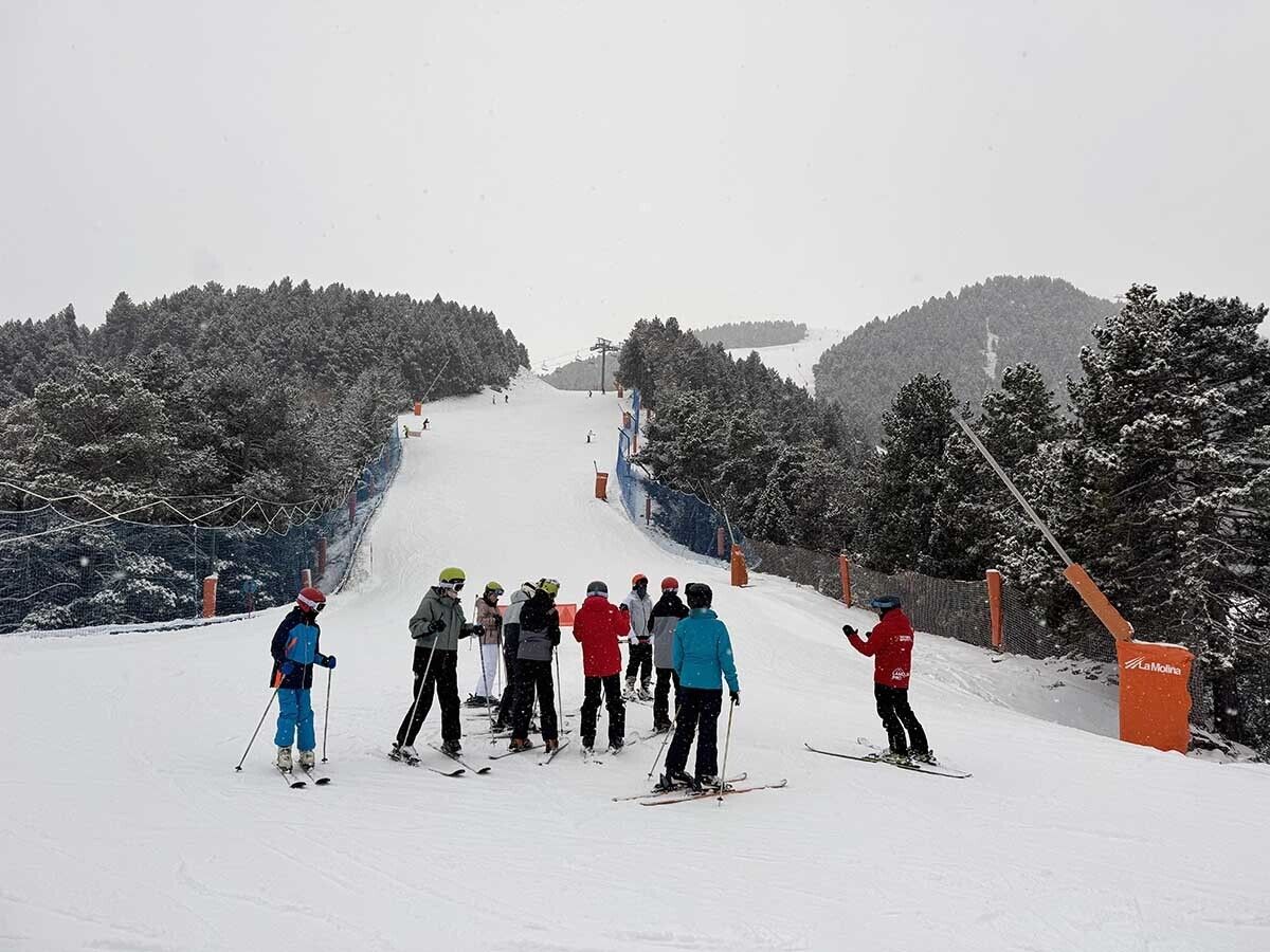 Grupo escolar con profesor de esquí en la pista Quatre Camins (Foto: IST).