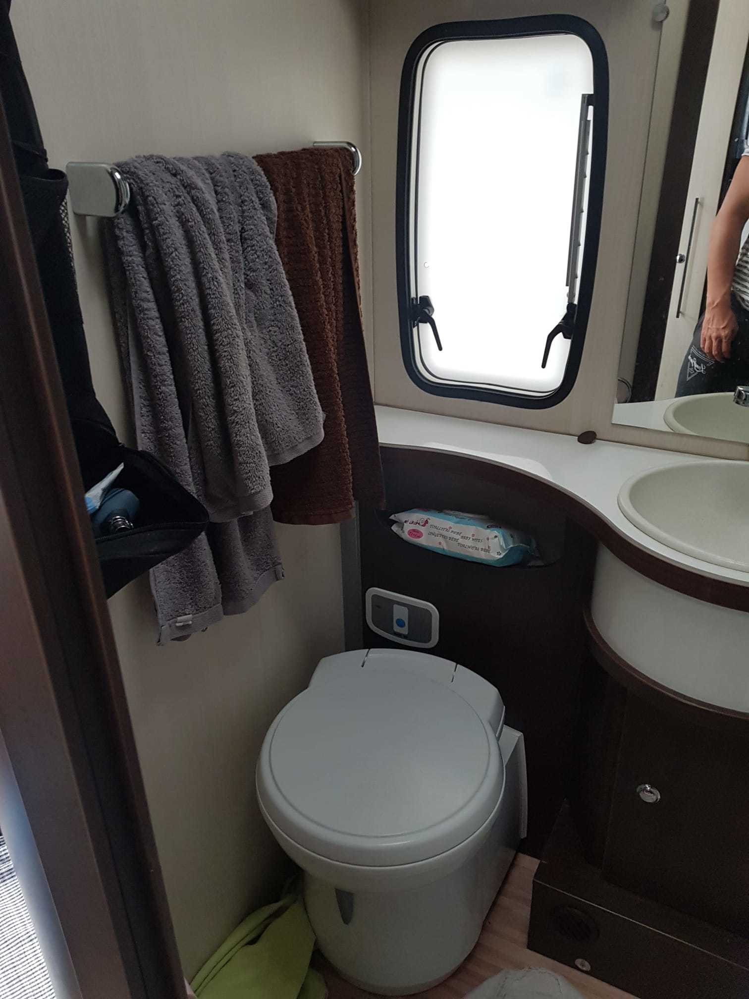 Nómadas del WC - ¿Dónde ir al baño en un viaje en autocaravana de 3 meses?  - Esquiadores de Vida
