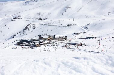 Empresarios de Sierra Nevada piden cerrar la temporada de esquí el 5 de mayo
