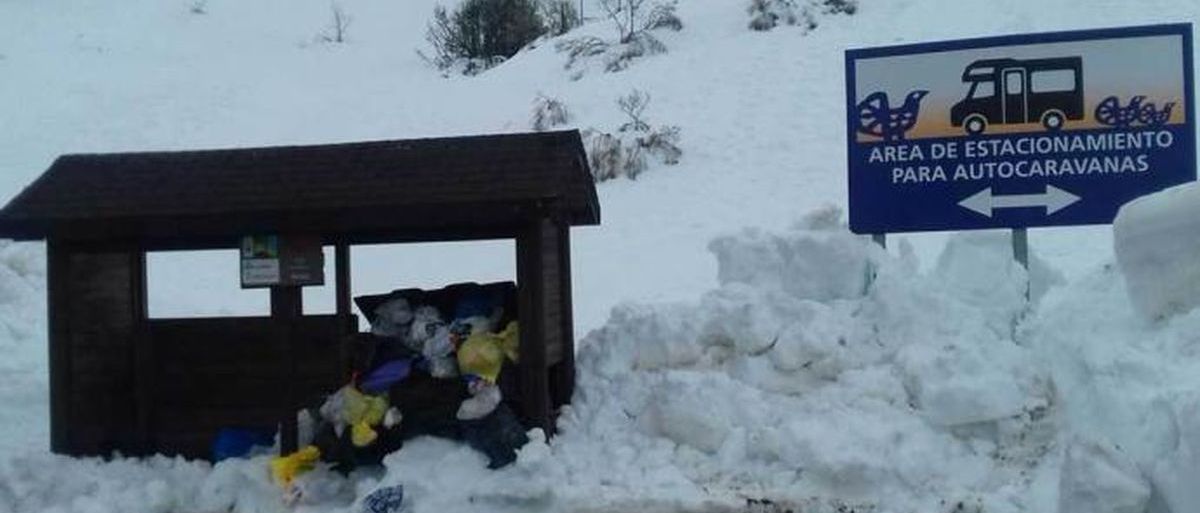 En Valgrande Pajares hay toneladas de nieve y... de basura