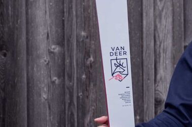 Van Deer skis cede y cambia su logo para adaptarse a la normativa FIS