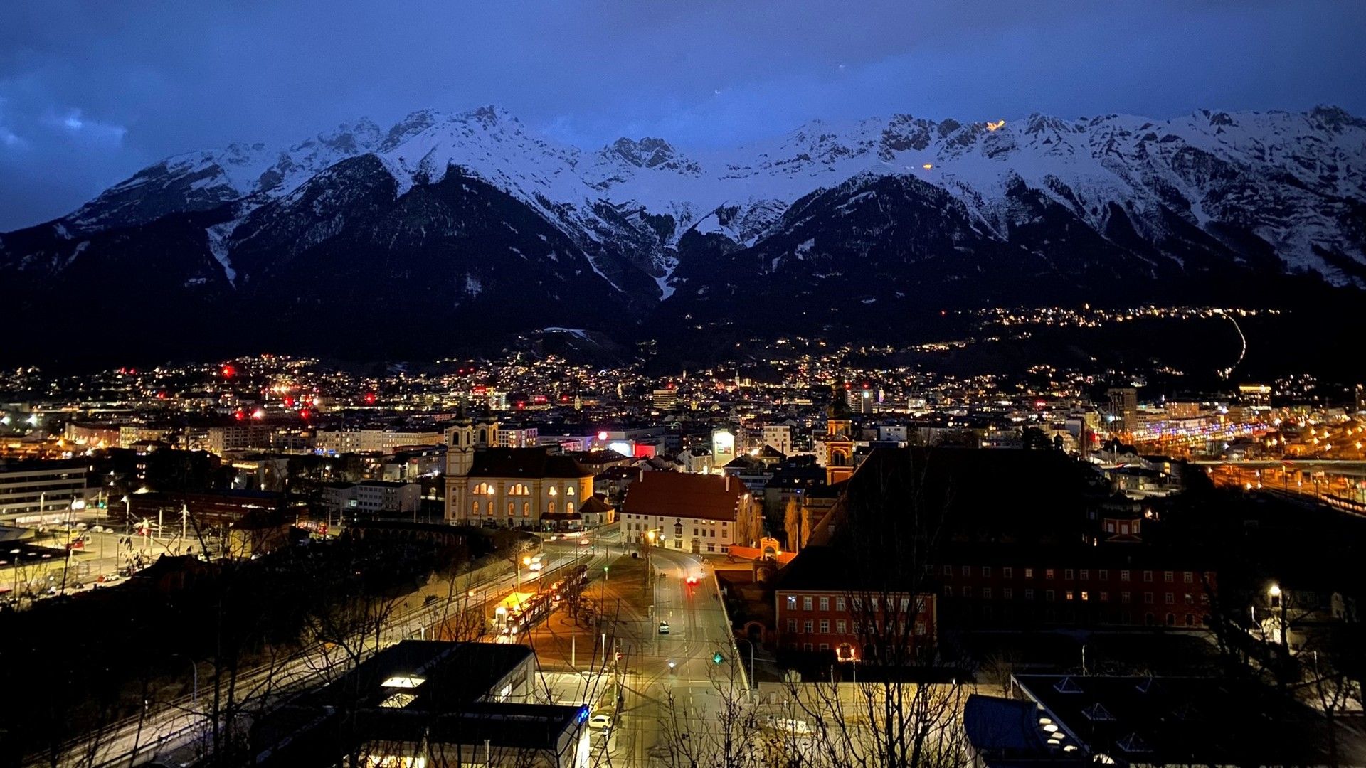 Panorámica de Innsbruck al anochecer desde el TIROL PANORAMA SPOT.