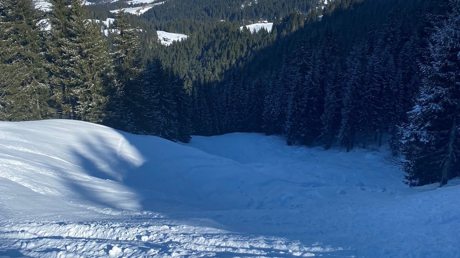 Bajando por una solitaria skiroute con muy buenas condiciones.