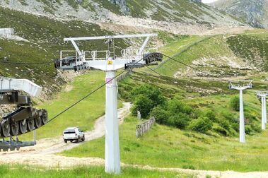 La estación de esquí de San Isidro se queda sin un telesilla hasta septiembre