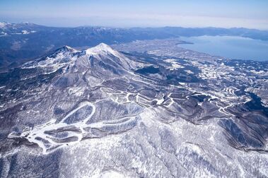 Nekoma y Alts crean la estación de esquí grande más pequeña de Japón