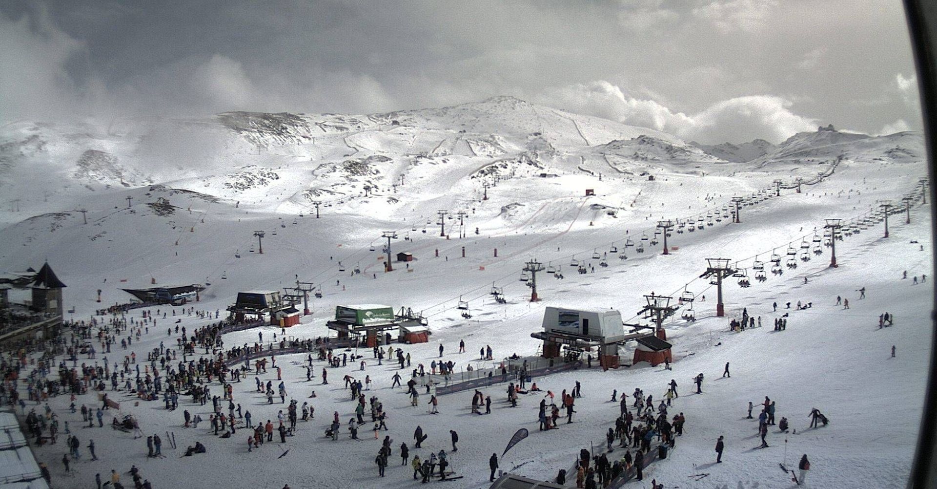 La estación de esquí de Sierra Nevada recibe una nieve inesperada