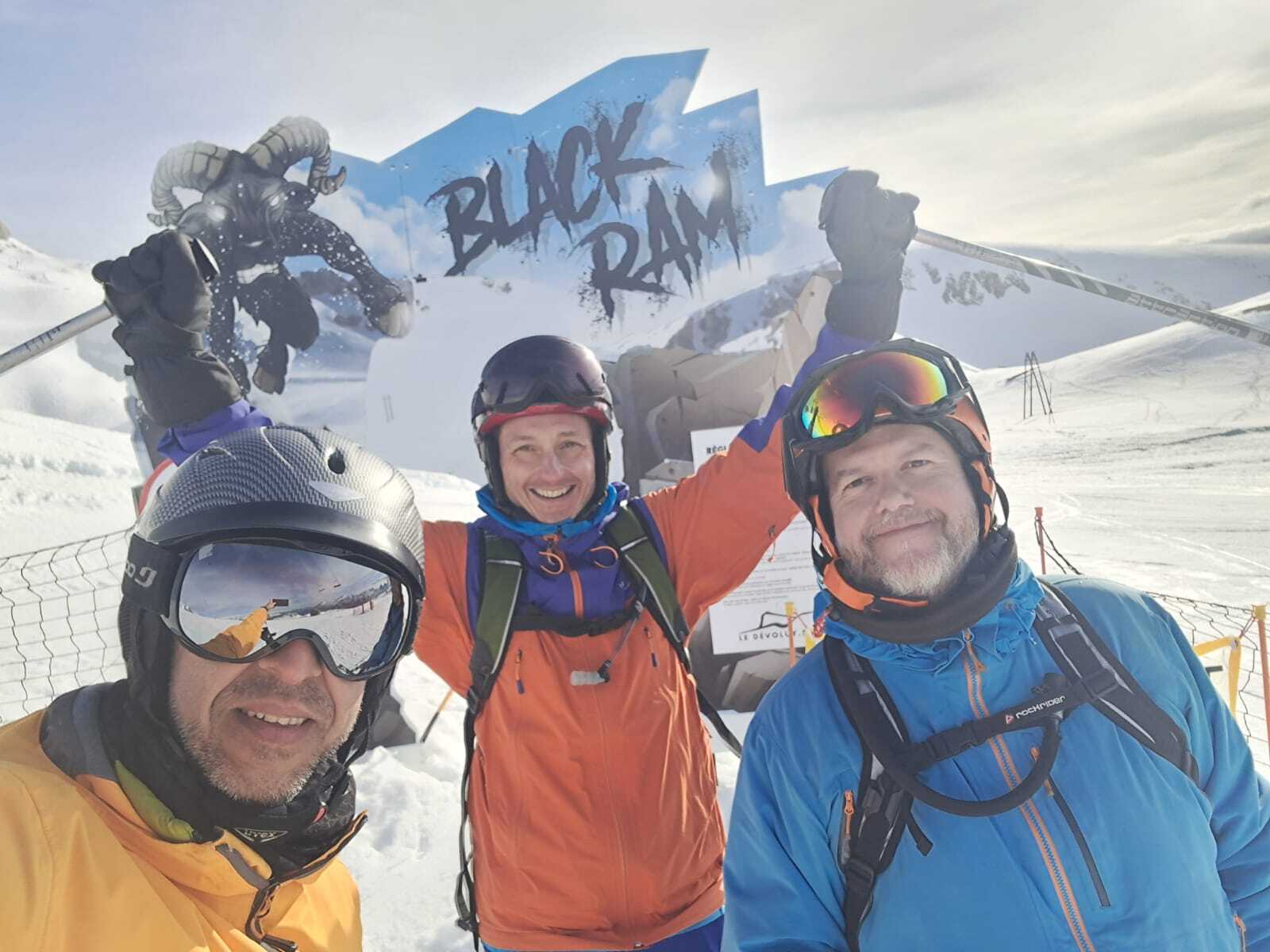 Autorretrato de los tres carpantas, las sonrisas delatan la mejor esquiada de la semana