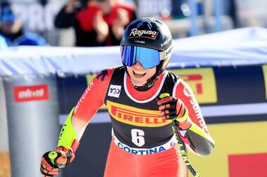 Lara Gut se impone en Super-G en otra caótica carrera en Cortina d'Ampezzo