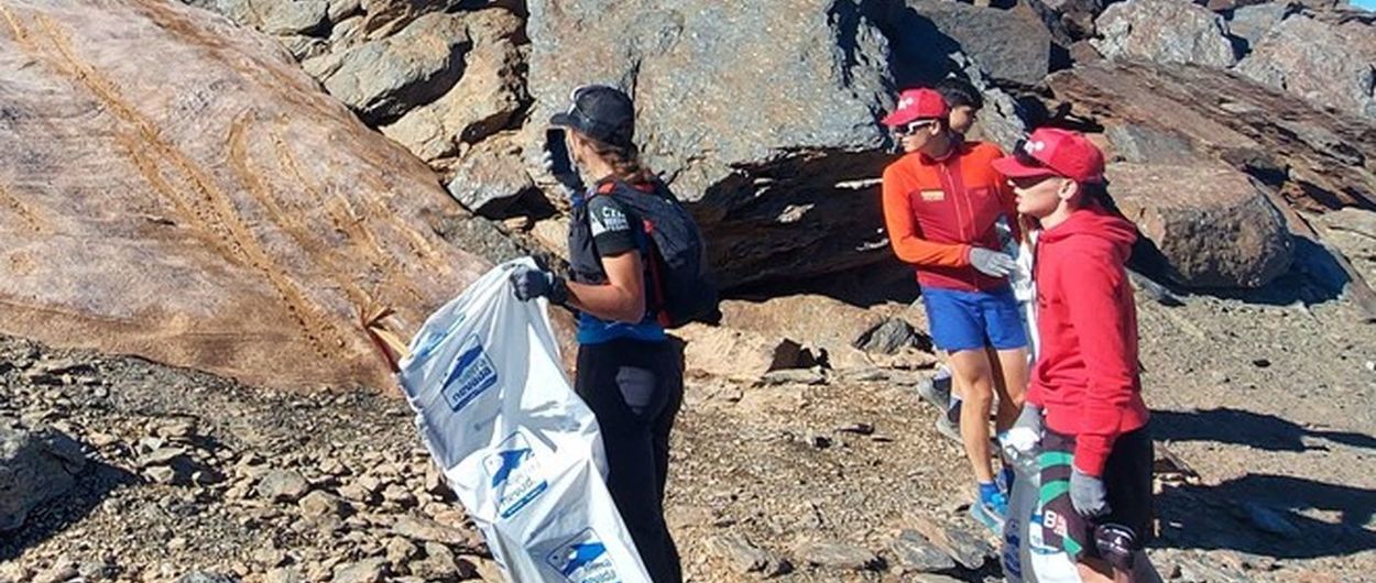 Más de 2 toneladas de basura es retirada del área esquiable de Sierra Nevada