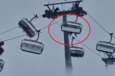 Pesadilla de dos esquiadores en un telesilla de Aosta zarandeado por el viento
