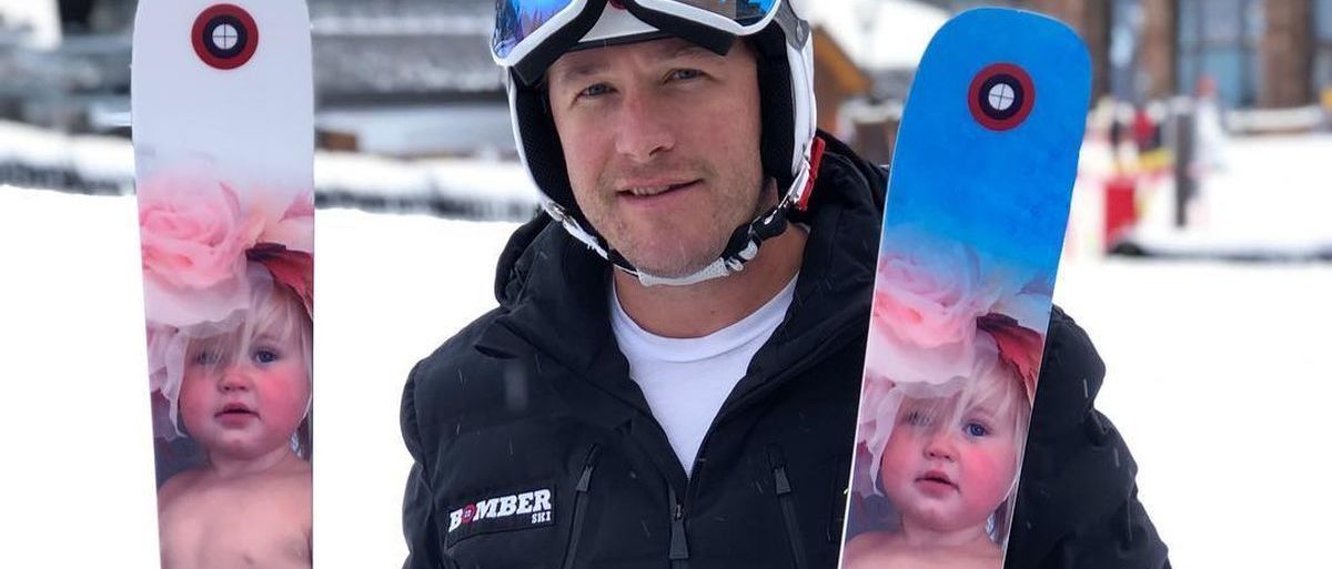 Bode Miller recuerda a su hija fallecida con estos esquís personalizados