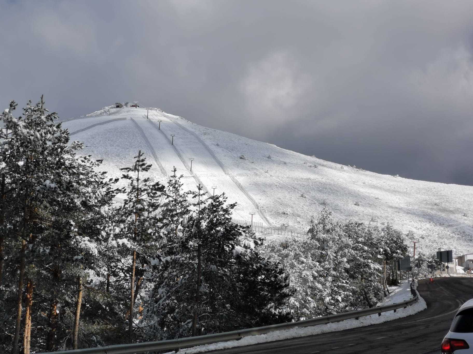 20 personas se manifiestan contra la estación de esquí de Navacerrada -  Noticias - Nevasport.com