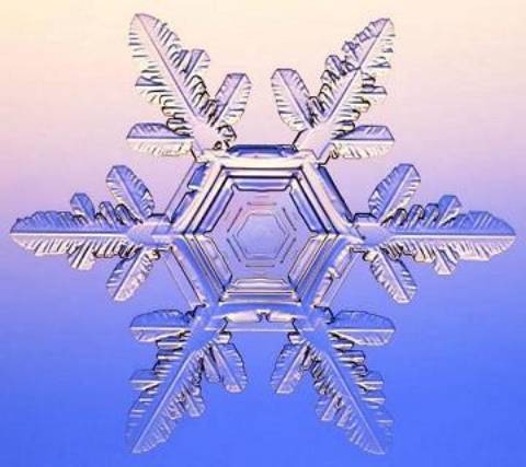 Por qué los copos de nieve son hexagonales y simétricos